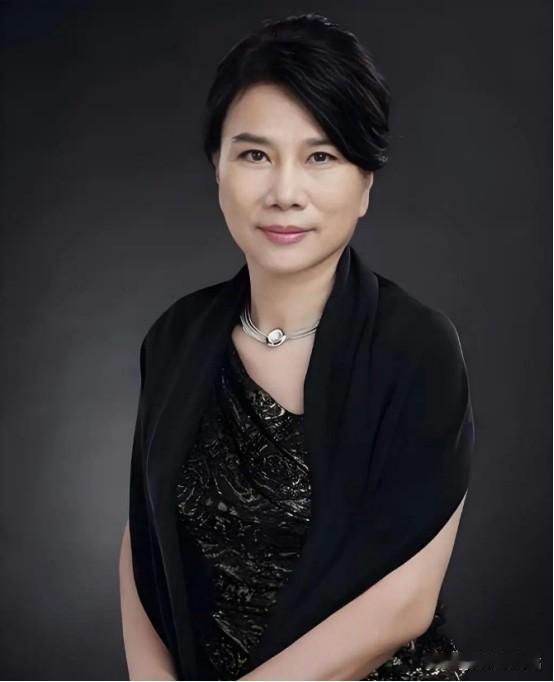 董明珠说：“就得让有钱人多交点税。你看我年薪500万，扣掉45%的税，手里还能剩