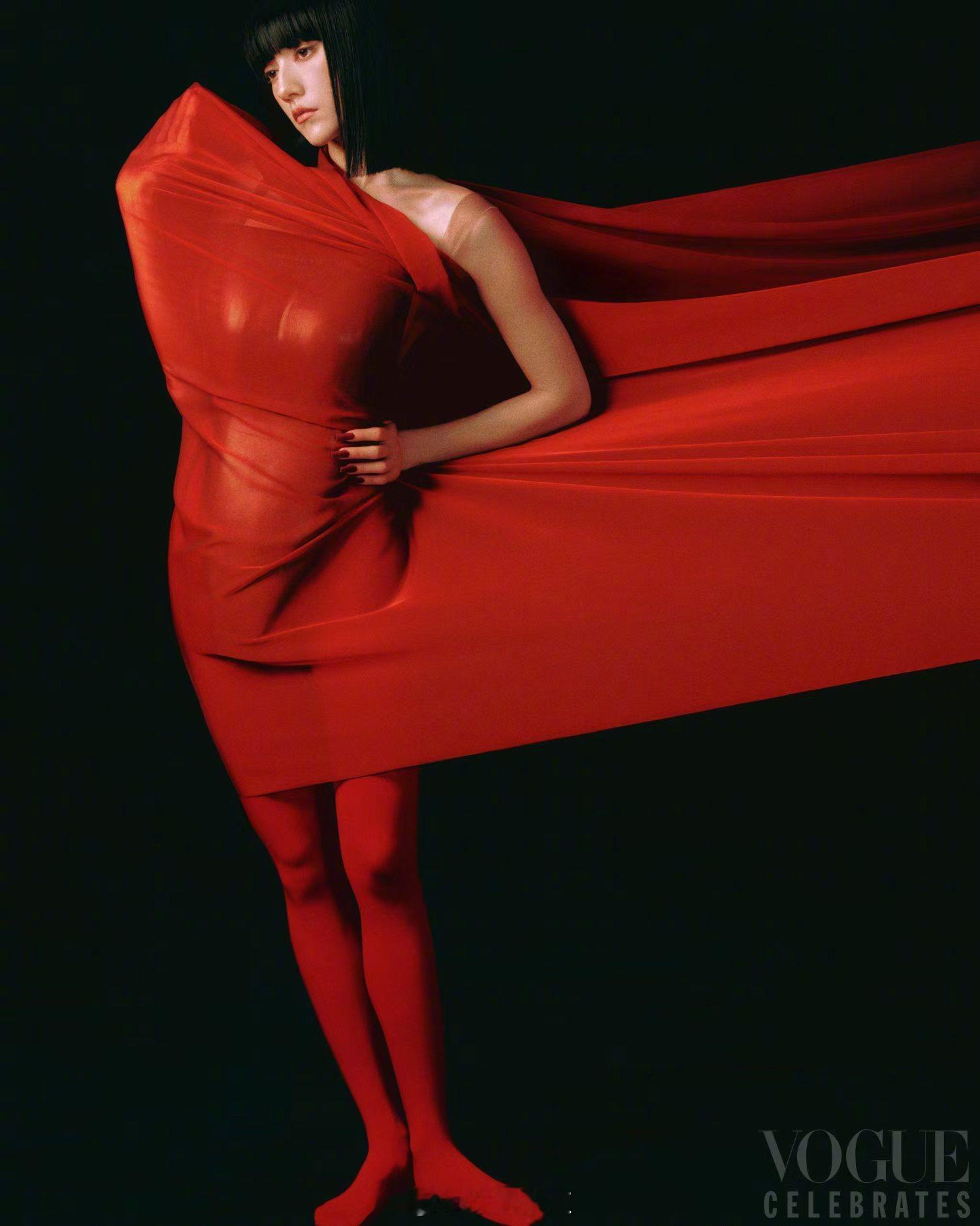 娜然 短发撕漫女  齐肩短发干练飒爽，将她的独特气质展现得淋漓尽致，从容中透着娇