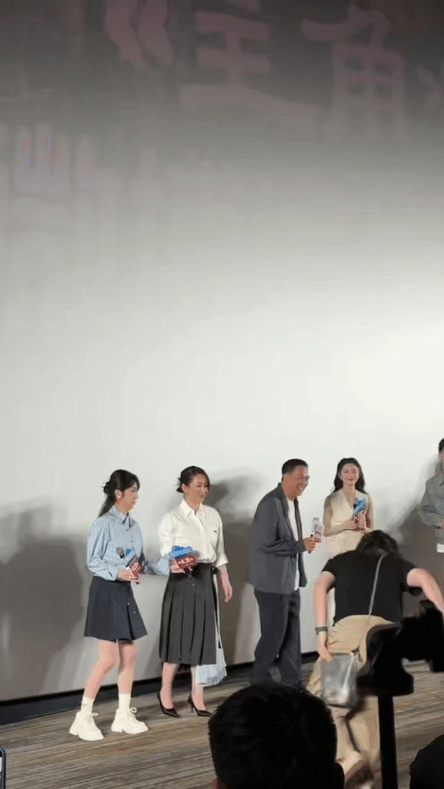 主角张嘉益别让五旬老人干这个这一幕属实又好笑又让人心疼，硬生生被安排举求助手牌，