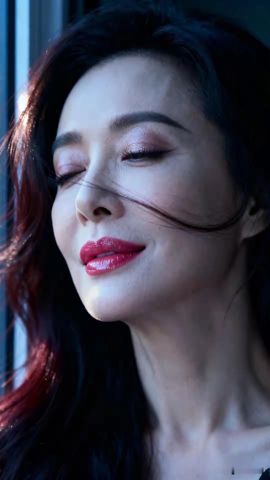 沉鱼落雁，闭月羞花。
天生丽质，国色天香。
中年美女，韵味独特
窗边光影 ，梨花