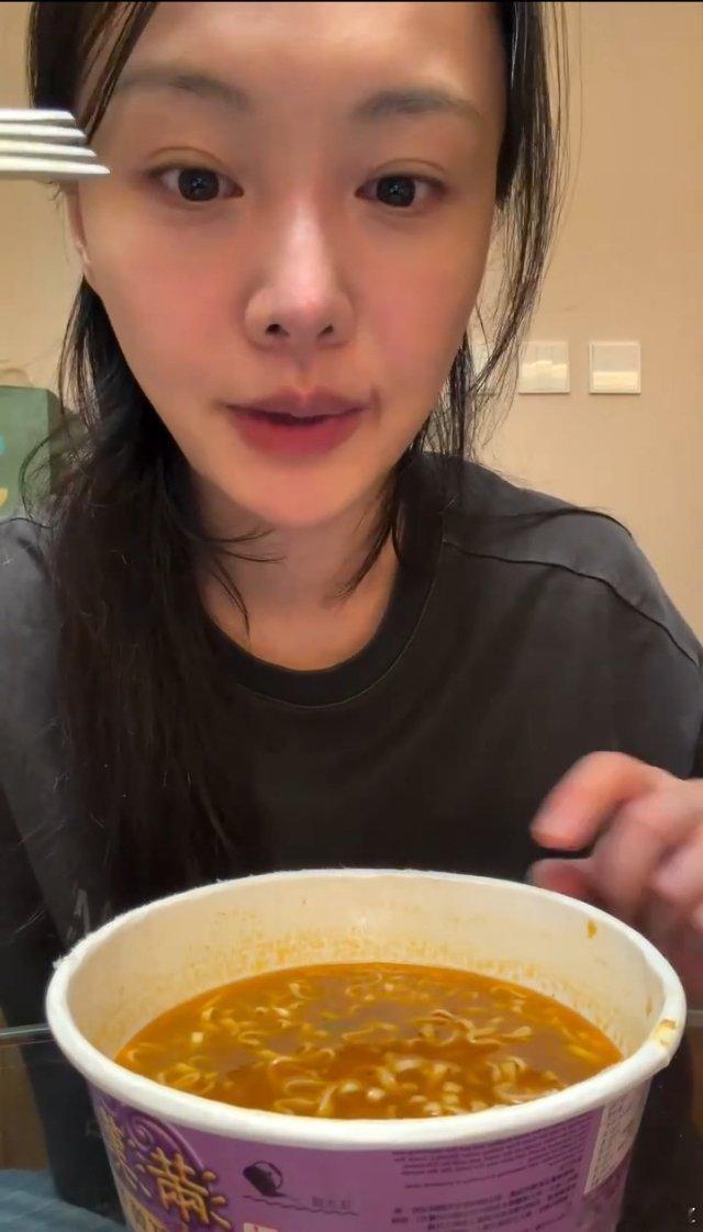 泡面吃播深得我心[流鼻血][流鼻血]要是火鸡面就更好了 ​​​