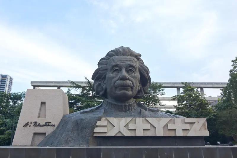 科学究竟为何物？它是能精准反映自然、社会等本质及其运动规律的知识体系。科学的发展