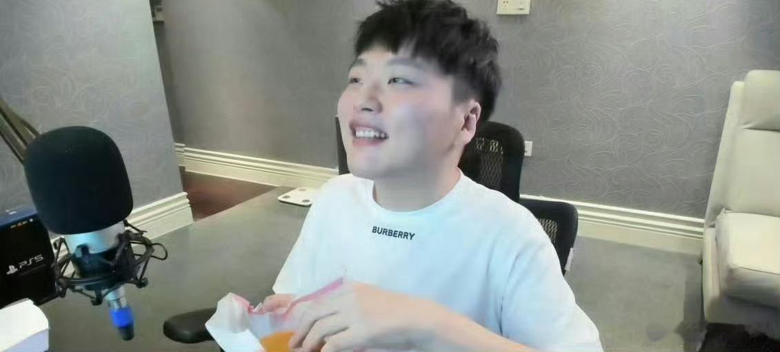 查理斯：郑翔今天说他普通家庭，我正好在看他直播，他特么就纯放屁，太搞笑了，这种话