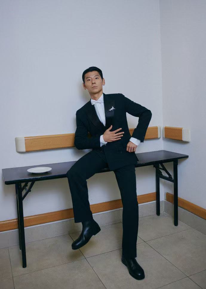 蒋奇明大场面我就这么穿蒋奇明是真把黑西装玩明白了，三场活动三套全黑造型，气质完全