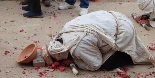 “变了！这习俗真是变了！”
谈论起十三号楼闫士华老师的后事，众邻里一片唏嘘和不解