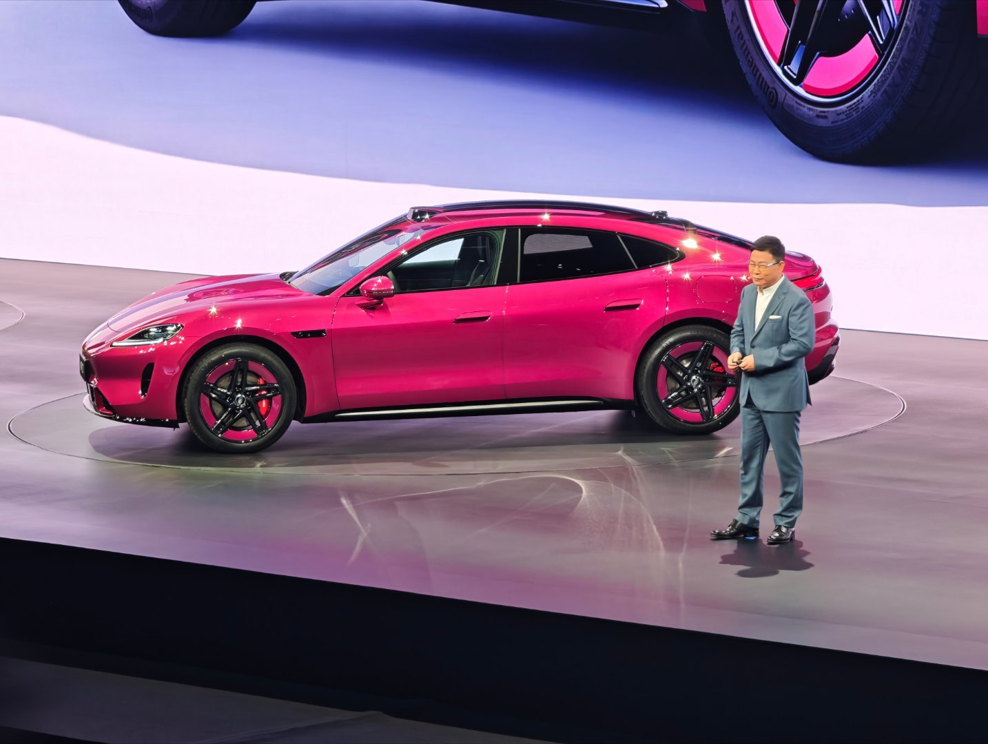 帅气的余总，走上来了鸿蒙智行春季新品发布会