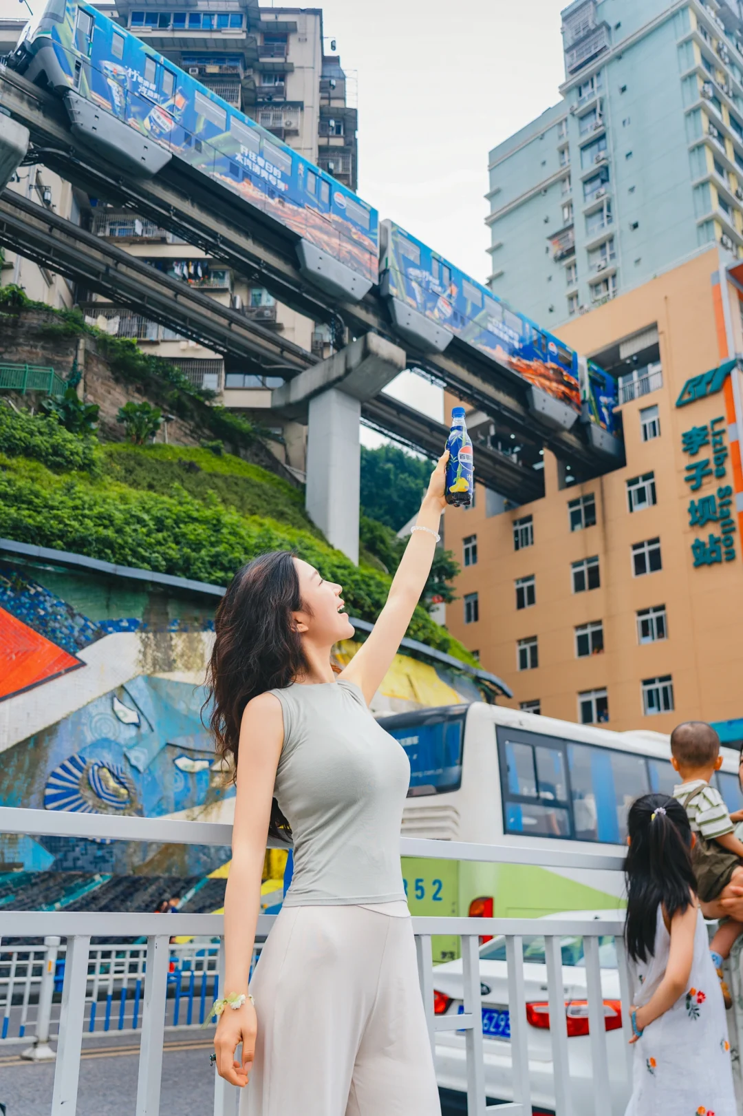 专属太汽清爽专列正在穿过李子坝