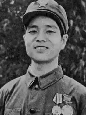 1979年，刘勇抱着一挺轻机枪，摸到越军阵地70米处，对着越军机枪手扫射，谁知子