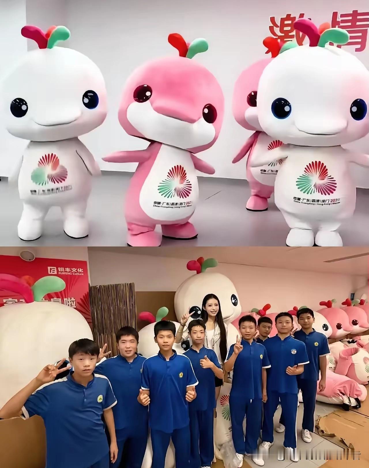 今天打从小区门口过，
瞅见个两鬓斑白的
大爷在路边支着
摊卖糖葫芦。他穿了件洗得