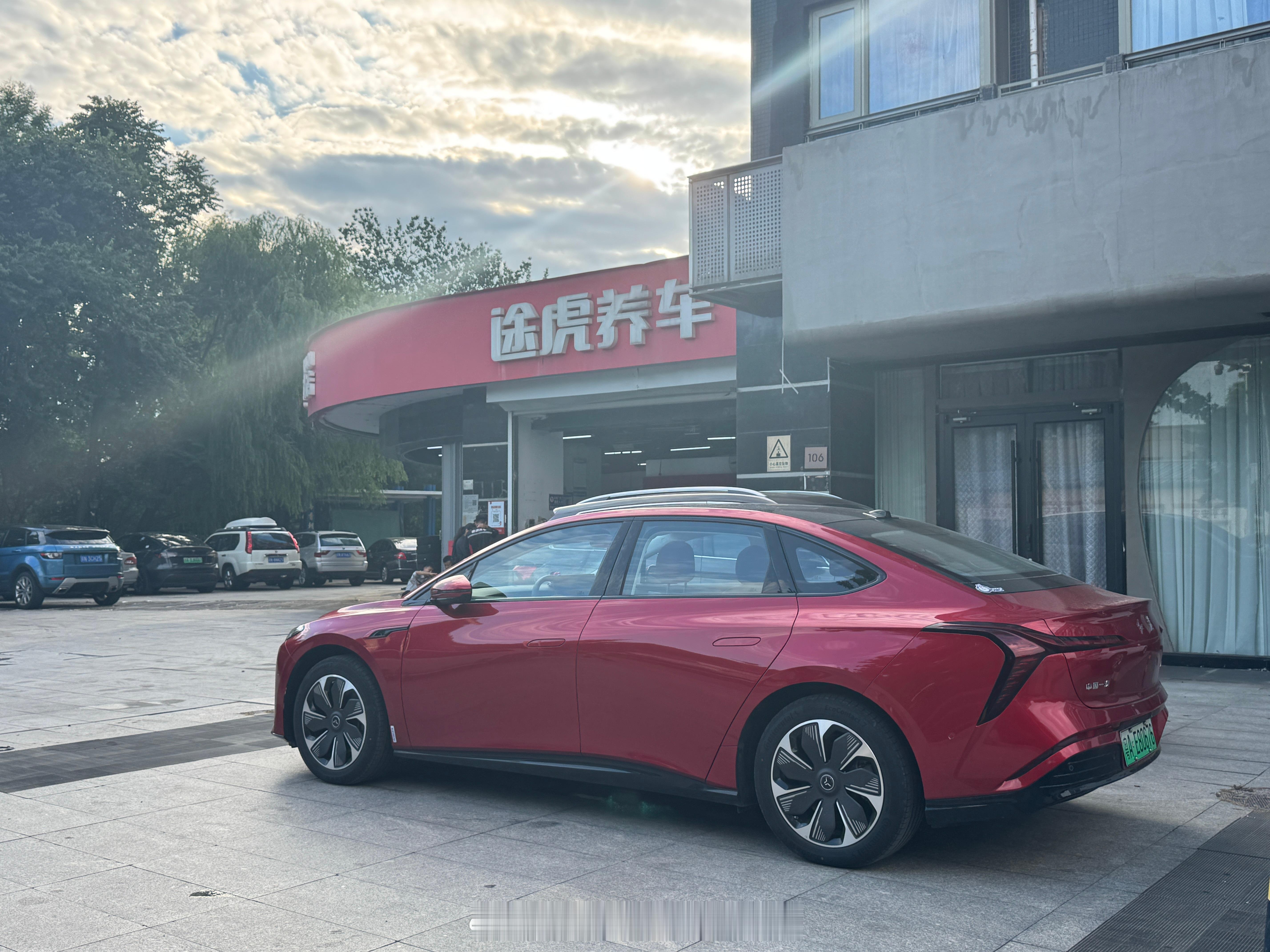 趁限行前，赶紧找个角落躲起来，本来想着去途虎洗车，结果搜到这个没有洗车工位…反而