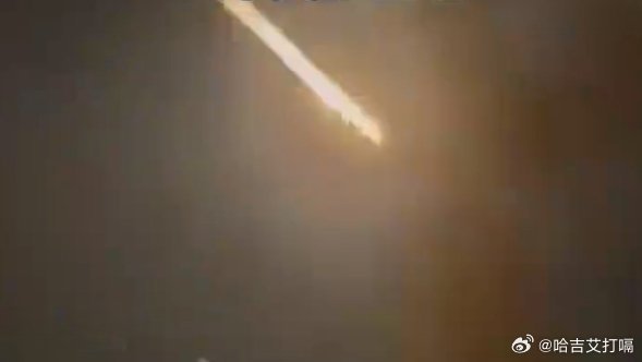 凤凰新闻【第一视角直击导弹从天而降，伊朗高超音速弹道导弹击中美军基地】第一视角直