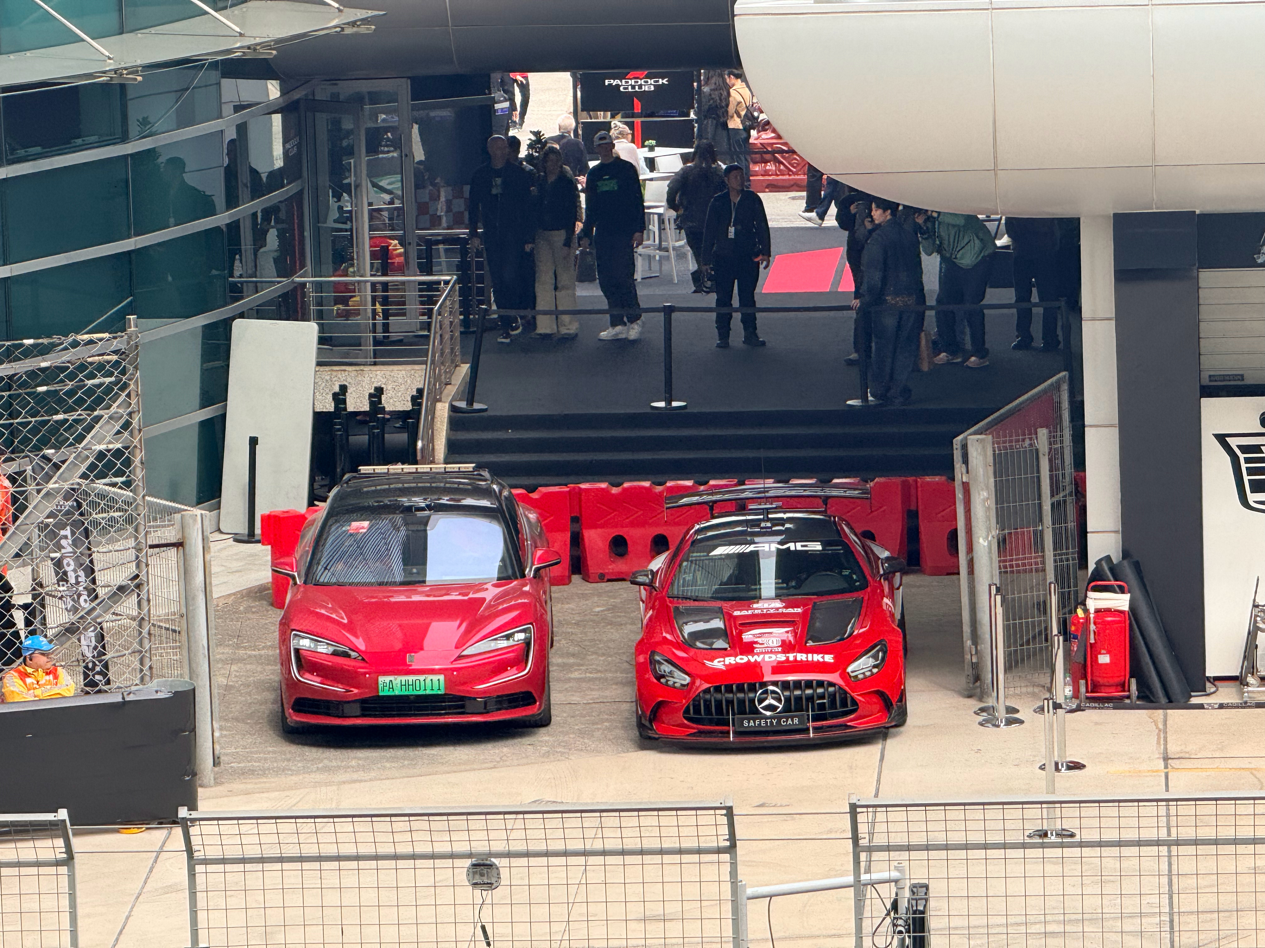 反正都是封闭赛道，应该把绿牌拆了，协调些