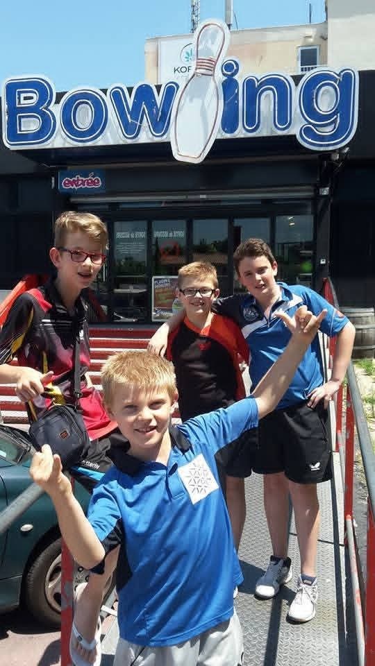 还是那个大太阳底下眯着眼两只手一起比手势很起劲的样子 