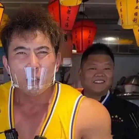 《在上海市中心摆摊卖泡面，100元一桶，一天能赚多少？》播放量：1.3万点赞量：