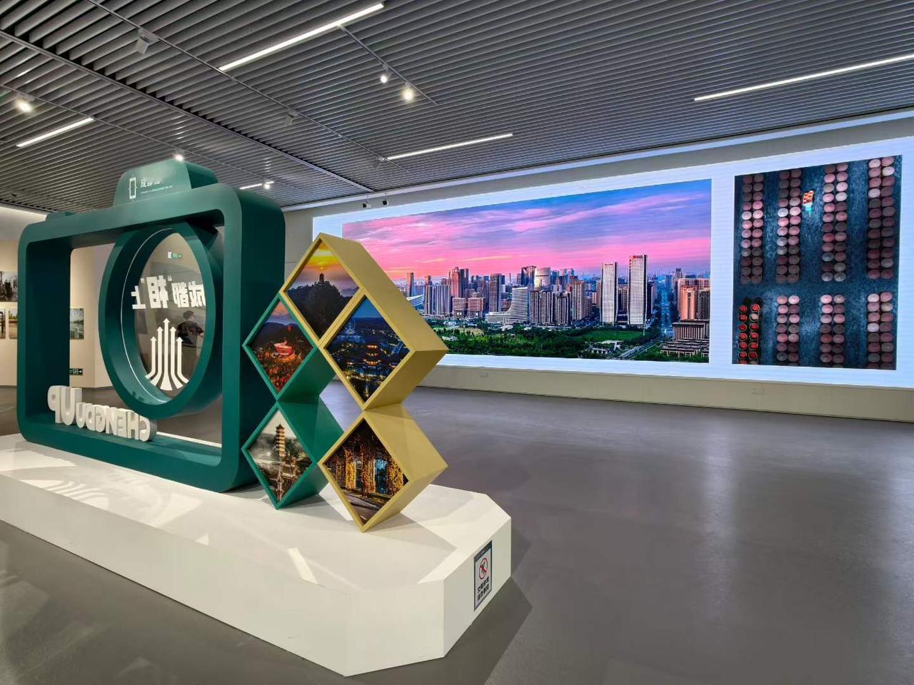 《成都“相”上—我眼中的公园城市摄影展》在成都规划馆长期展出，成都规划馆与成都市