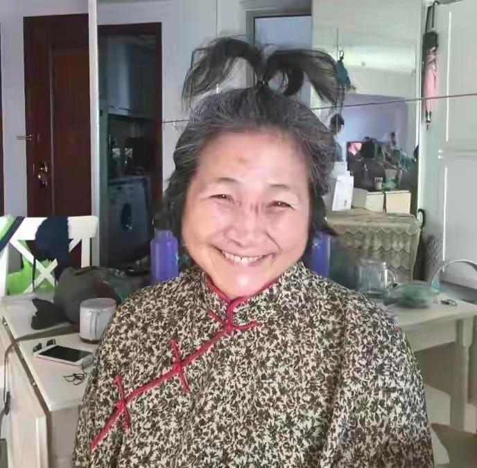 78岁郑佩佩晚年生活凄惨，病痛缠身坐轮椅，容颜也显得苍老许多，这让不少影迷感到心