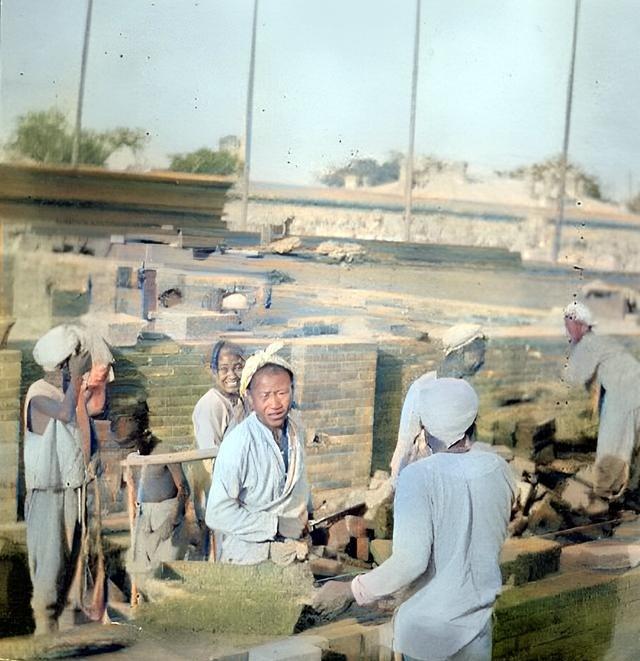 1904年，美国人在北京招募了大量的农民工帮助他们建造东交民巷的公使馆。一群农民