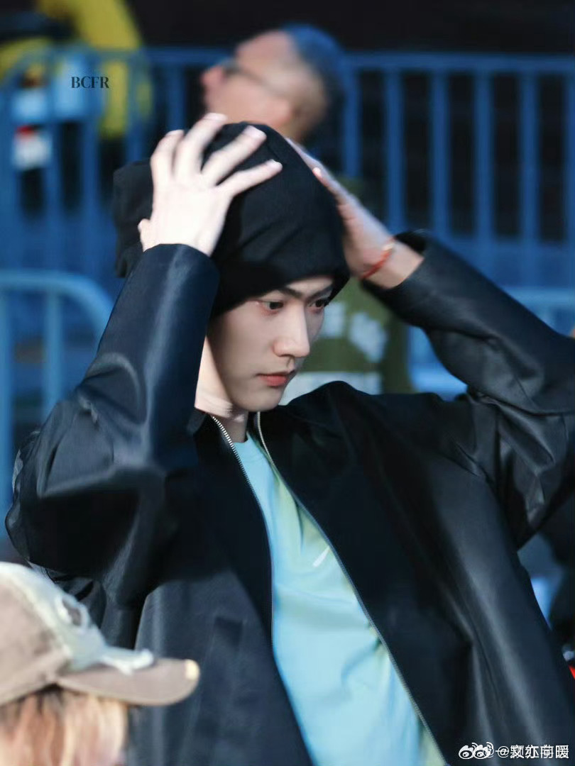 周柯宇新电影正式开机。素颜出镜状态良好，这是要在《一觉醒来》中大展身手呀。期待他