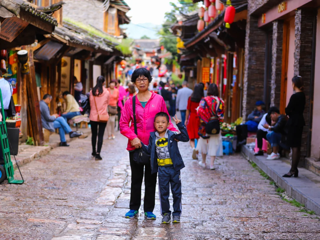 住在束河，这里少了大研古镇的热闹和繁华，却更有一种幽静的美，同样的青石板路和悠长