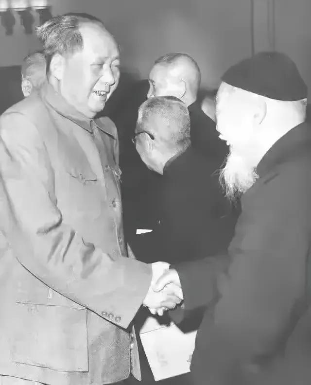毛主席：“感觉只解决现象问题，理论才解决本质问题。”