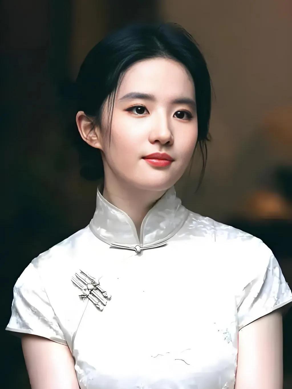 刘亦菲国籍，真与“丑”有关？
 
有人质疑刘亦菲因美国国籍，被部分人诟病“丑”。