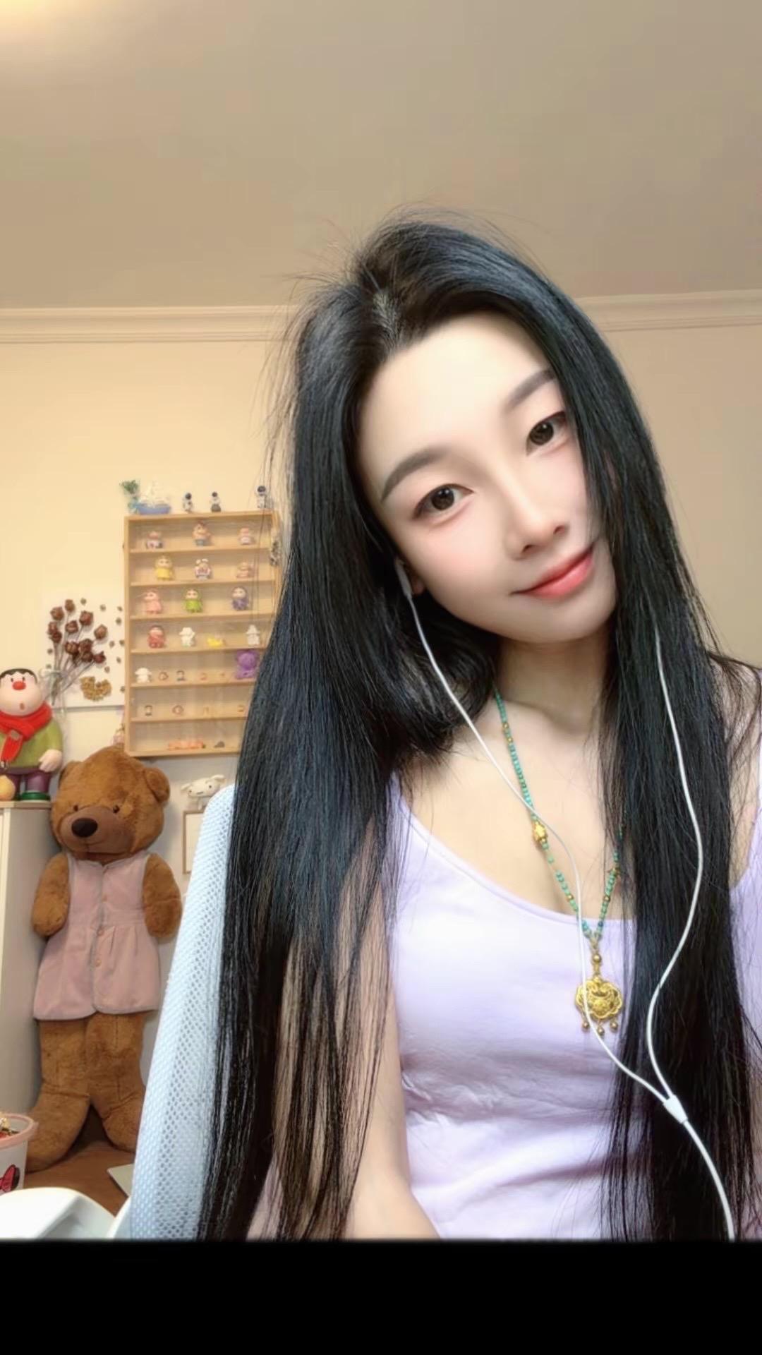有人喜欢你 是因为你有点好看 漂亮 懂事 而有的人喜欢你 是因为你哭了...