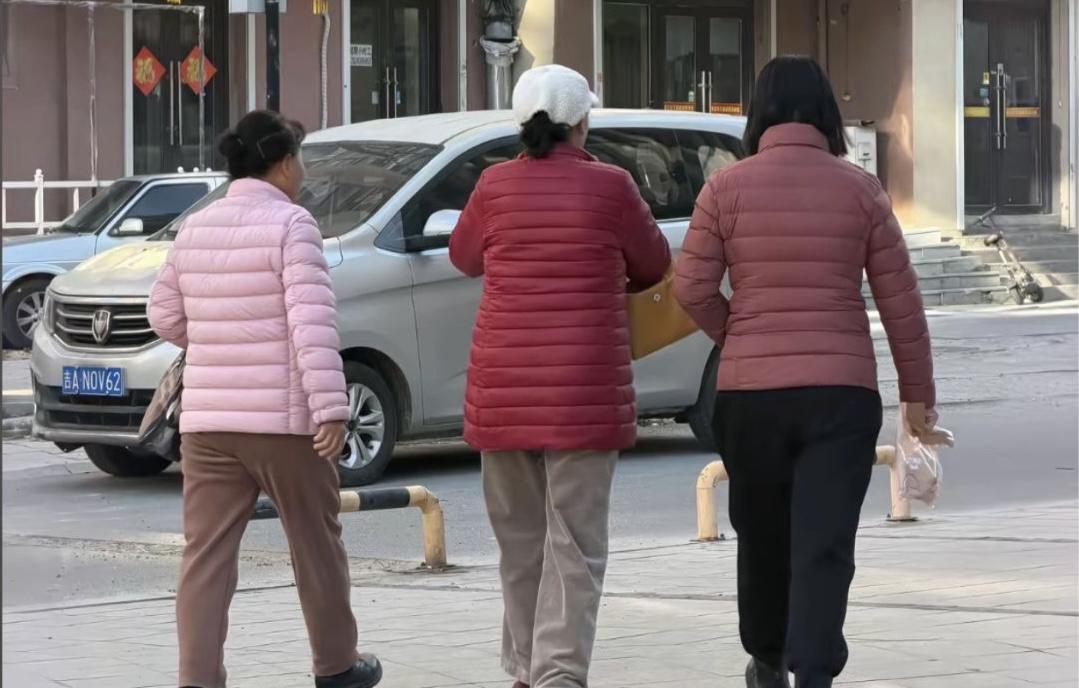 最近时尚圈又搞出大动静了——10年前被吐槽“像裹着排骨”的羽绒服，今年突然翻红成