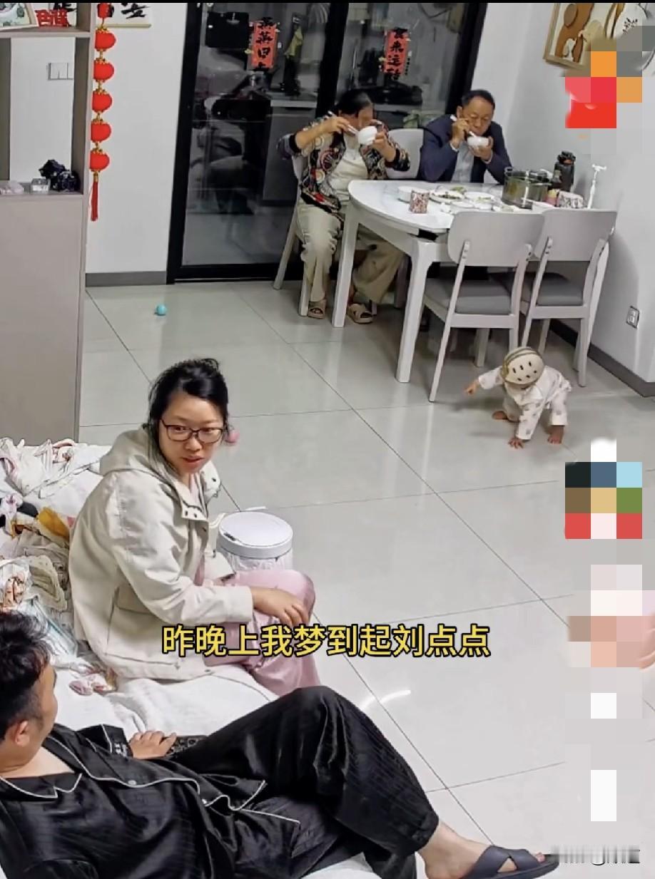 宝宝突然站起来了不稀奇，稀奇的是爸爸刚和妈妈说完，昨晚做梦梦见宝宝站起来会跑了。