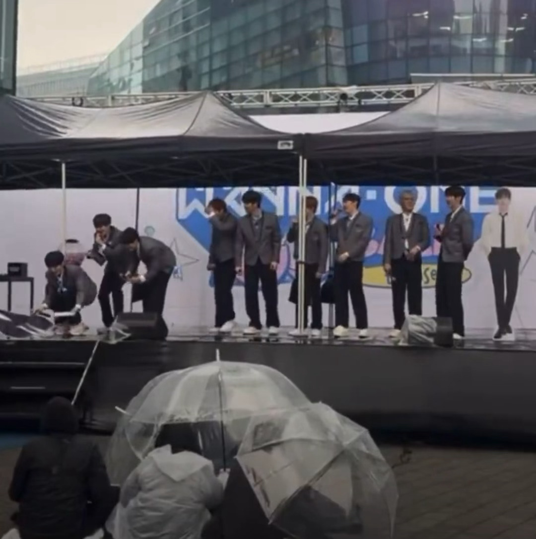 赖冠霖立牌倒了其他人就这样：“冠霖呐！冠霖呐！冠霖呐！肯恰那？”还有一句字正腔圆