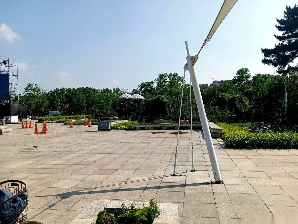 四平市铁西区英雄广场的花池边，一个六十多岁的大爷四仰八叉地躺着。身上除了条裤衩，