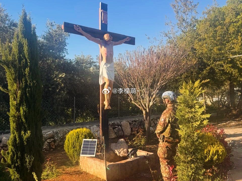 黎巴嫩意大利维和部队修复了被以色列士兵斩首的耶稣雕塑。 