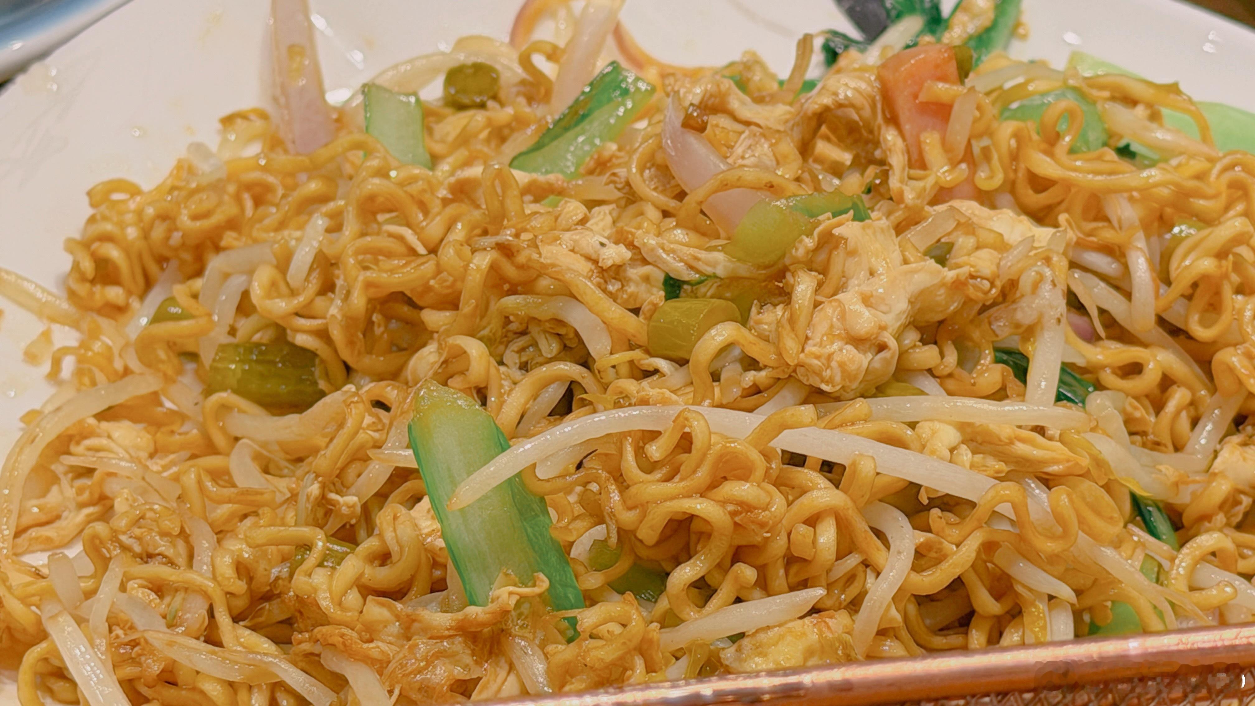 下班后的这一口炒方便面，谁懂啊🙈 