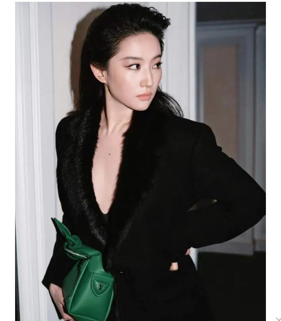 刘亦菲“神仙姐姐”形象深入人心，但近日她竟变身“女霸总”？西装背头造型引发热议，