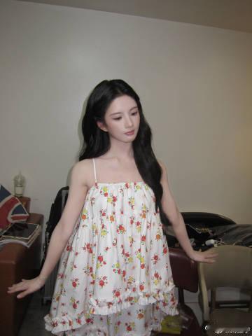 刘些宁碎花抹胸吊带刘些宁完全花仙子氛围感直接拿捏！碎花抹胸吊带上身，刘些宁眉眼灵