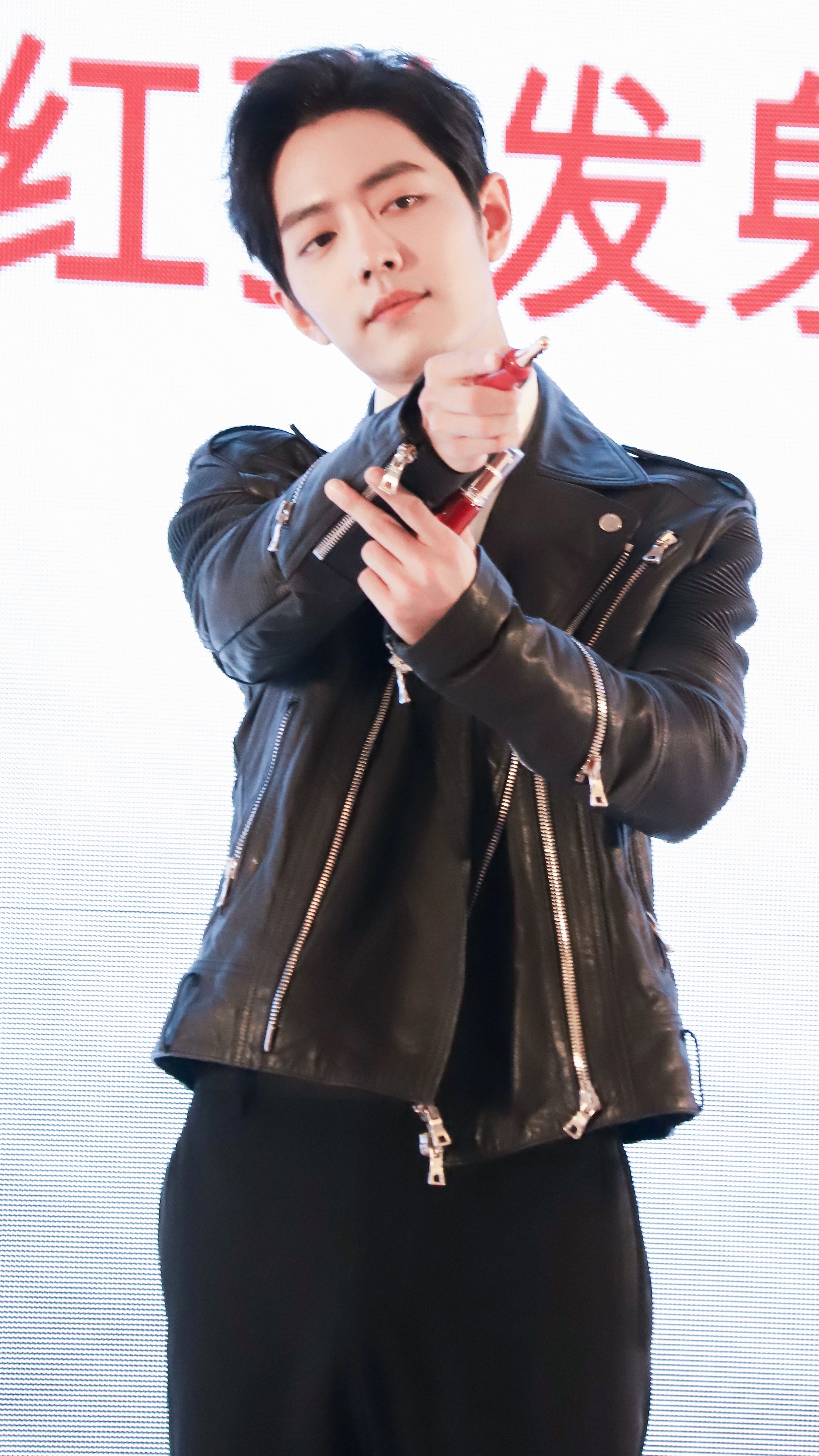 撞脸肖战收费员说没肖战帅长得像肖战就是一形容词，就是表示你很帅的意思！ 