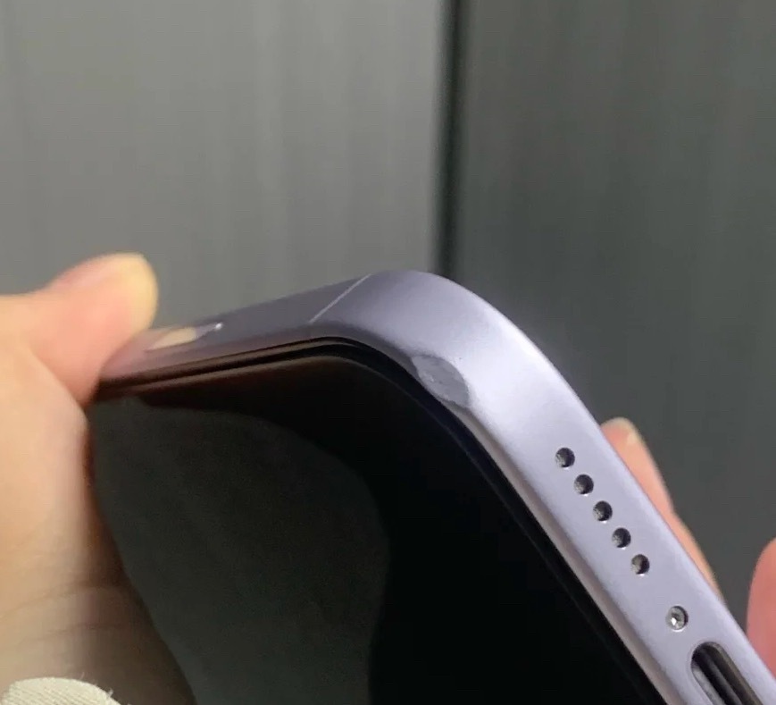 铝合金还是挺脆弱的，各位iPhone17系列的用户最好还是戴个防摔壳，别为了手感