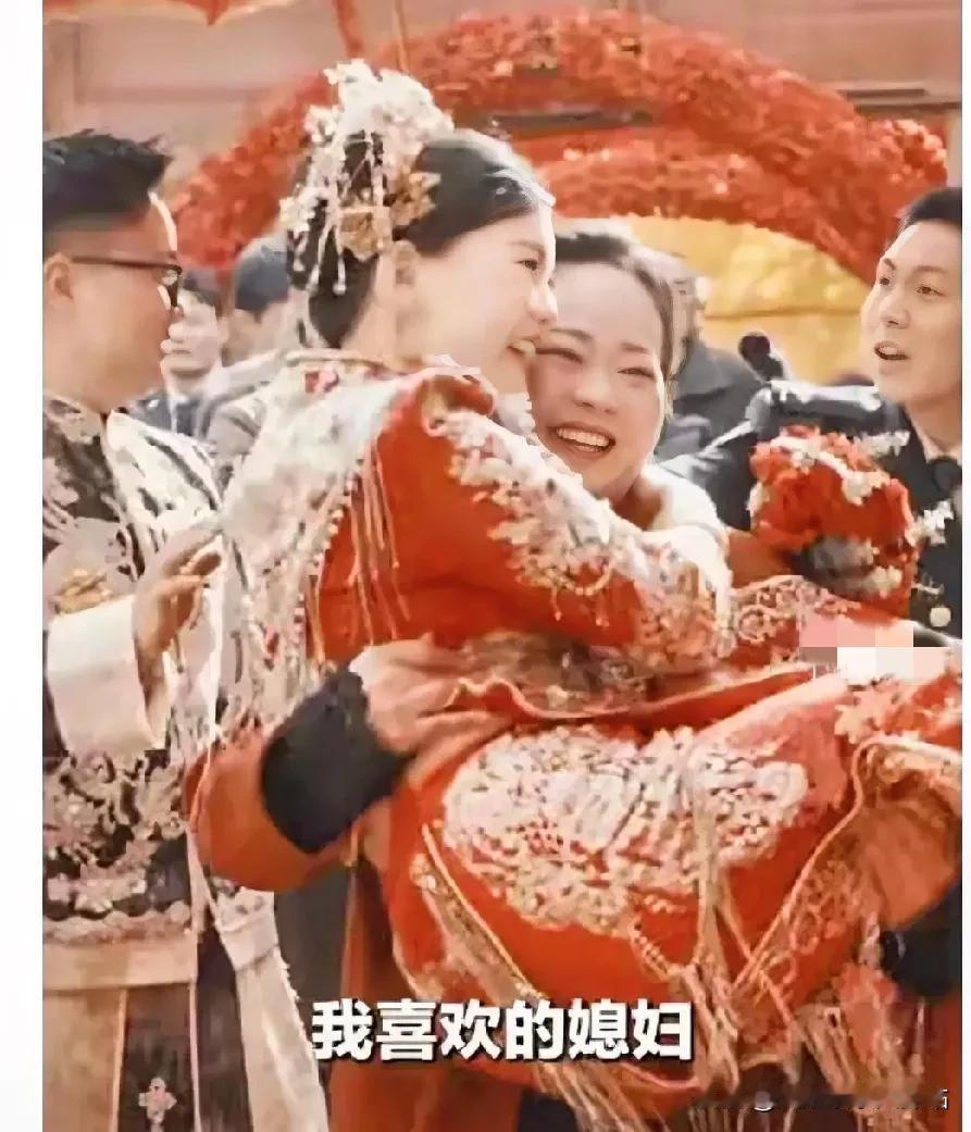 婆婆接力儿子，抱儿媳妇进家门喜爱之情溢于言表！

今日，在安徽亳州的一场婚礼上，