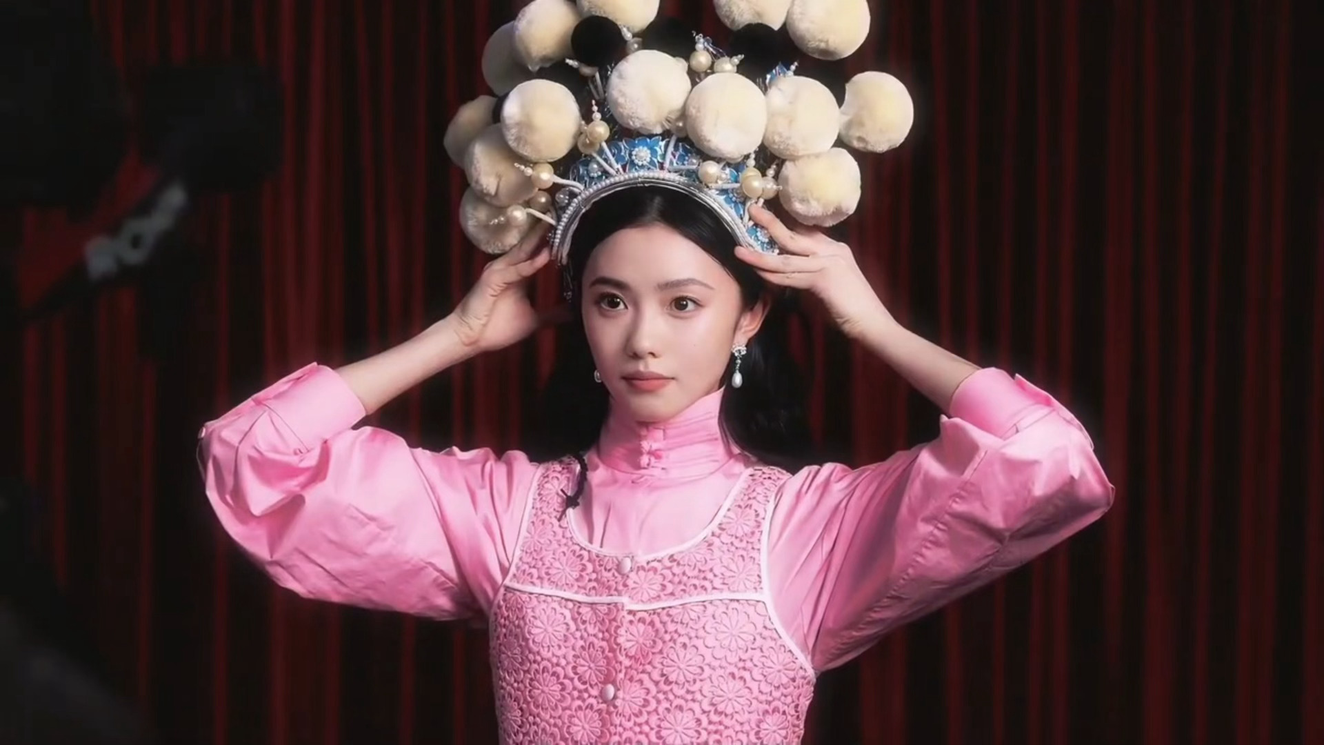 刘浩存这一幕实在貌美，为自己加冕的女王