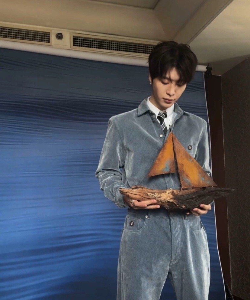 帆影入怀，眉目藏锋。范丞丞手持船模的瞬间，像是把整片深海的浪漫都定格了，清冷与温