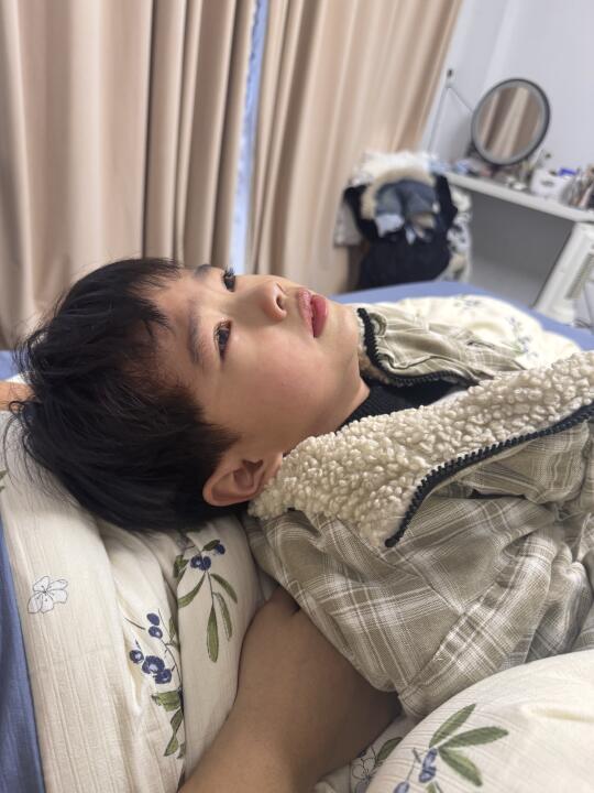 脚趾扎了根刺