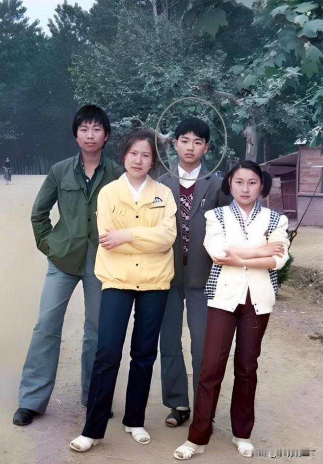 这是1986年，一位小伙与他的三位中学同学在马路边上的合影。当年乡土气息浓厚的他