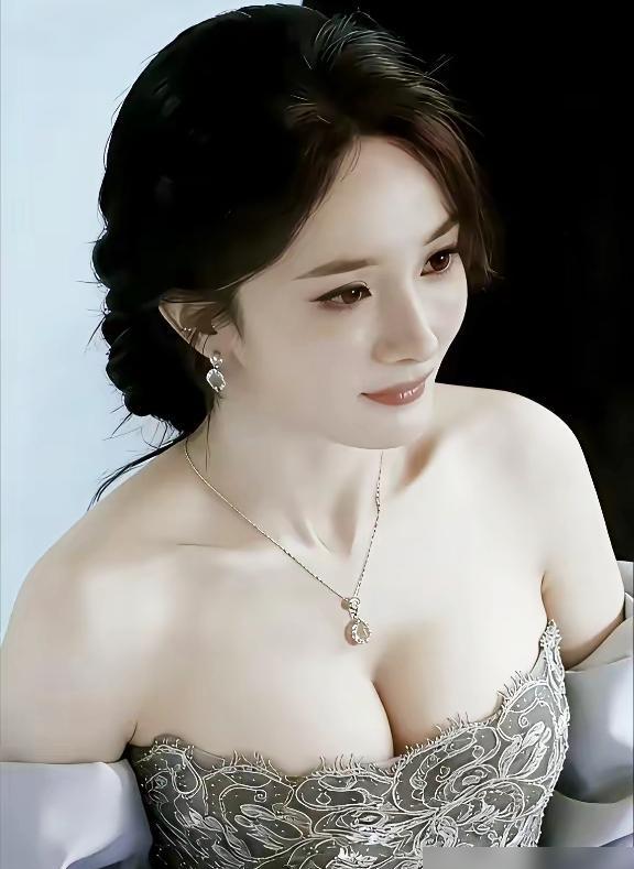 别再猜杨幂的胸了，这个问题本身就在羞辱所有女性。
公众的讨论早已从好奇，演变成一