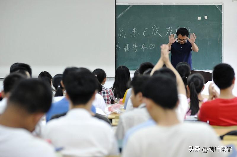 读高中选班应该是这样的:脑子灵魂，基础非常扎实，中考分数很高，应该选重点高中的重