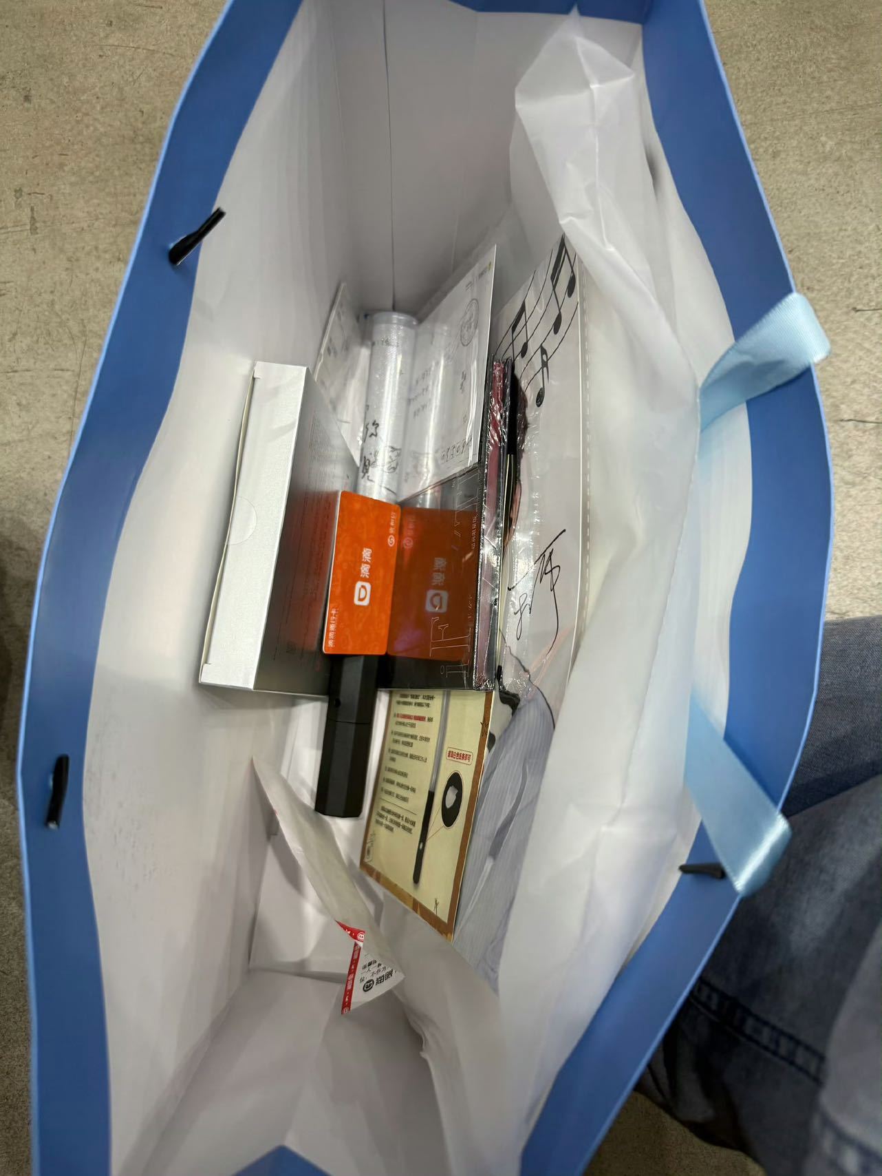 王安宇爱人是一种天赋 满满暖心细节！拍立得、实用伴手礼、座位牌后手写信，事事用心