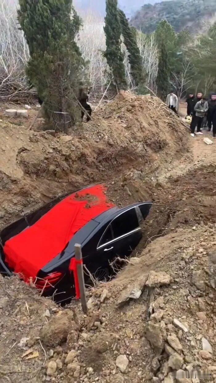 有钱就这么任性，竟然用百万元豪车来陪葬。这本质上就是极端的虚荣心在作怪，这种封建