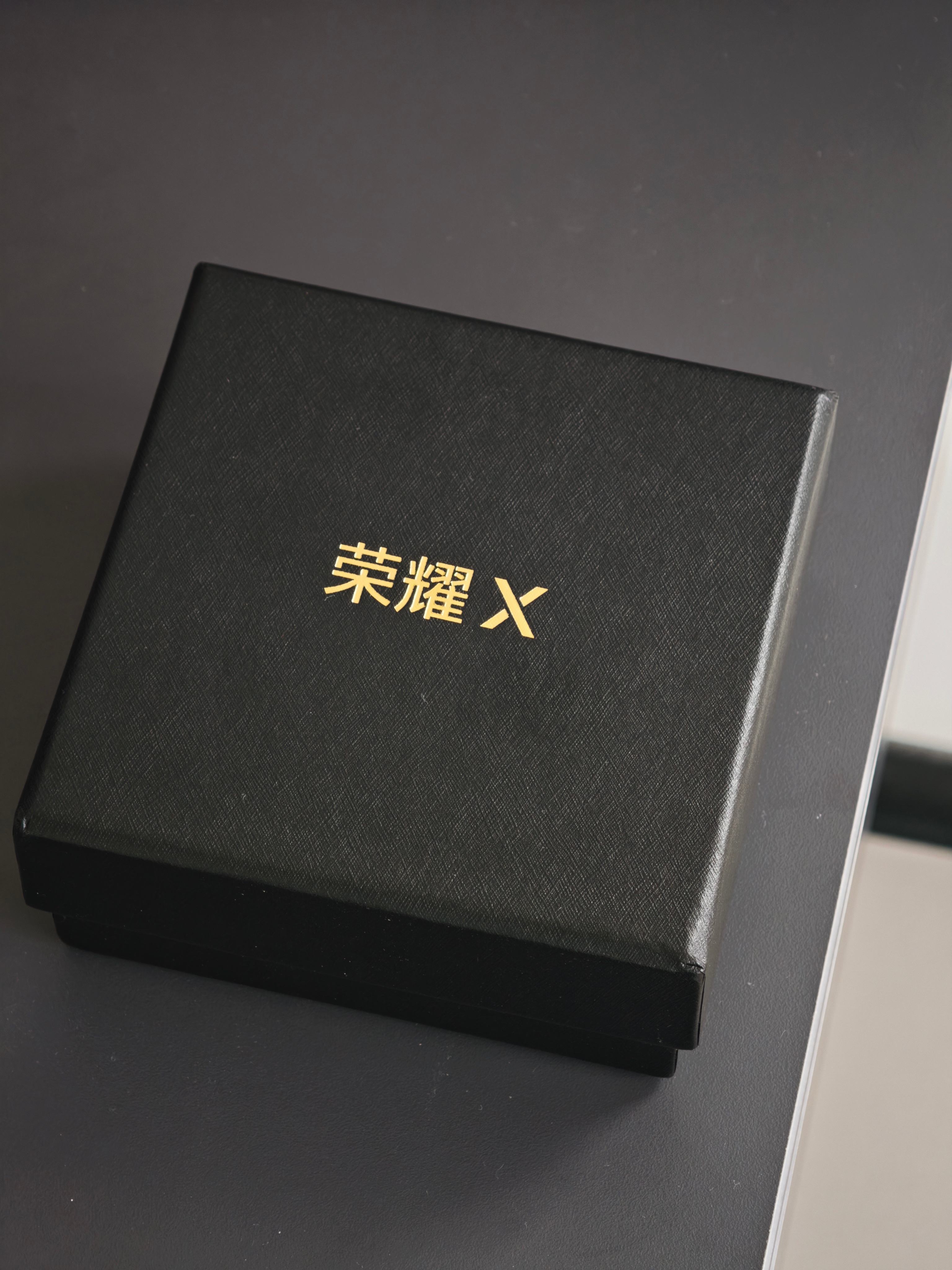 刚刚收到了荣耀X80发布会邀请函，蛮有意思的，是一个金属的无限魔方，感觉在暗示些