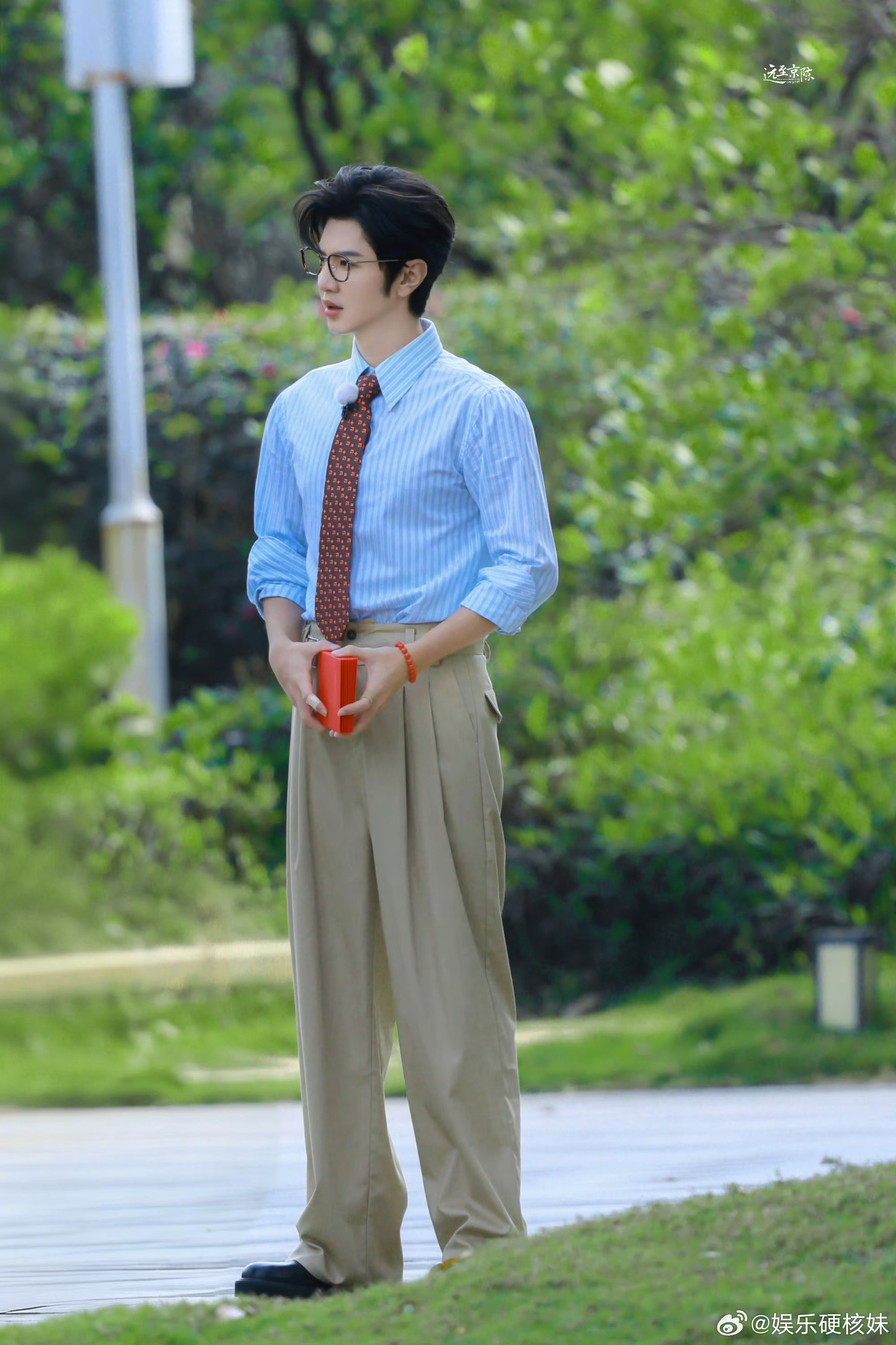 陈哲远奔跑吧造型细节控狂喜！浅蓝条纹衬衫衬得清爽干净，卡其阔腿裤拉长身形比例，黑