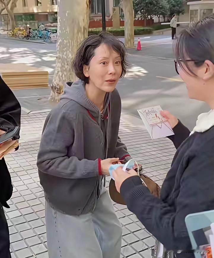 又一位女神跌落神坛，
生活中的海清居然长这样，
脸色憔悴双眼无神，
鱼尾纹法令纹