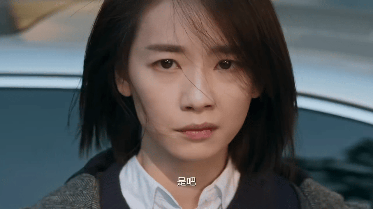 刘雅瑟眼神破碎感与狠劲共存隐身的名字 工厂下的仰拍镜头里，她整个人又冷又硬。但眼