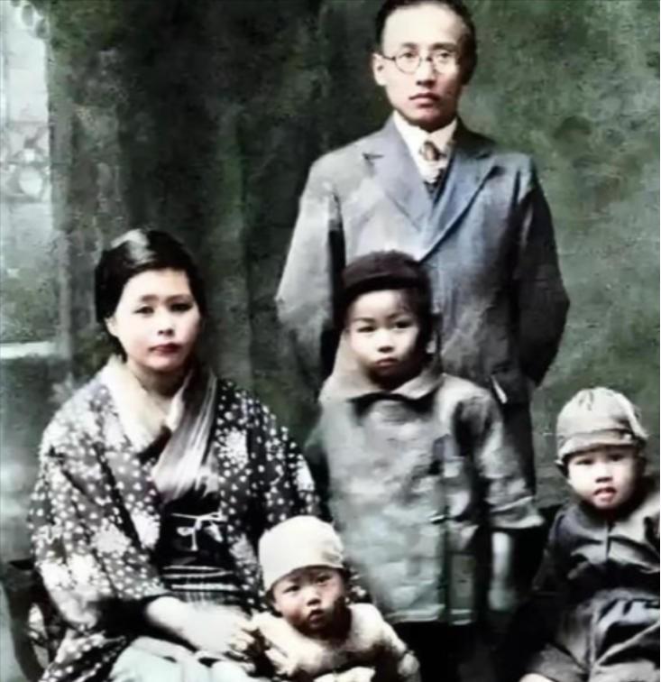 1978年，郭沫若在北京去世。最让人想不通的是，他在日本抛下的五个孩子，是靠他的